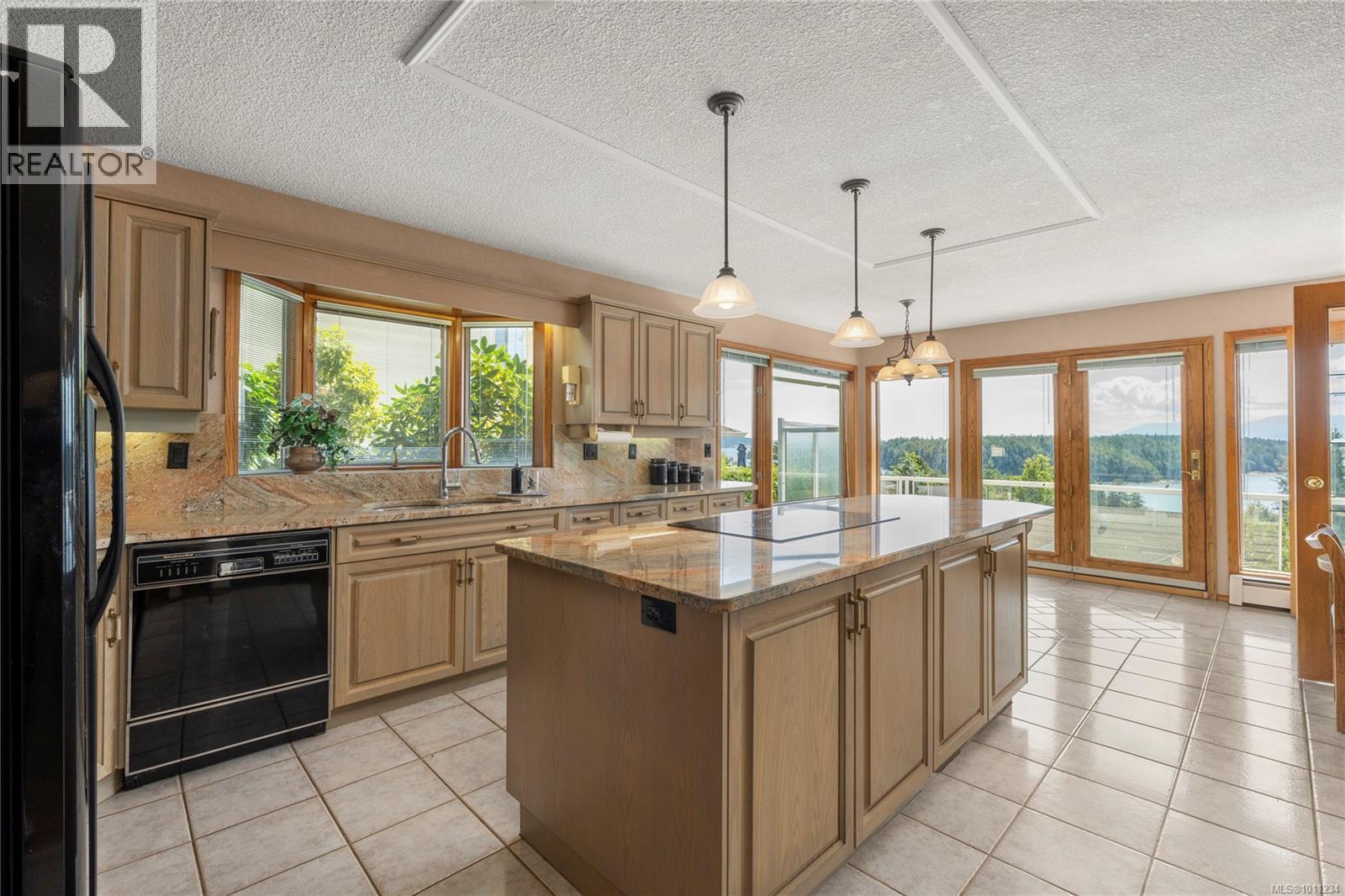 Photo 8 of 3303 Wavecrest Dr, Nanaimo BC
