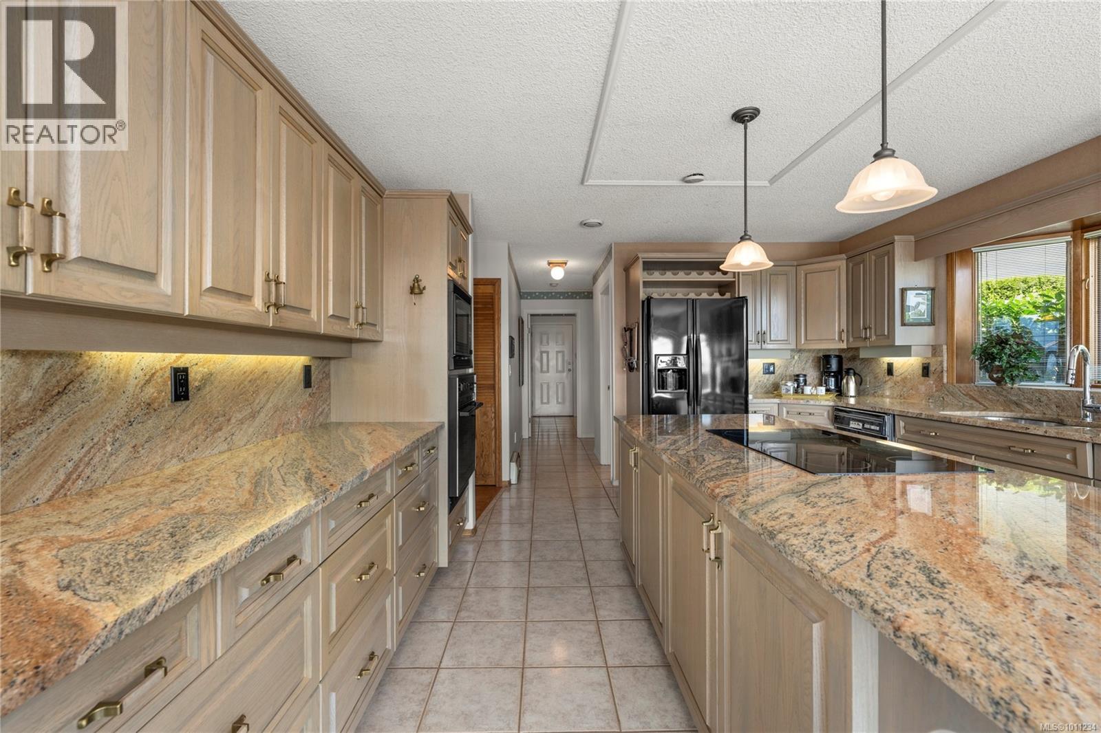 Photo 9 of 3303 Wavecrest Dr, Nanaimo BC