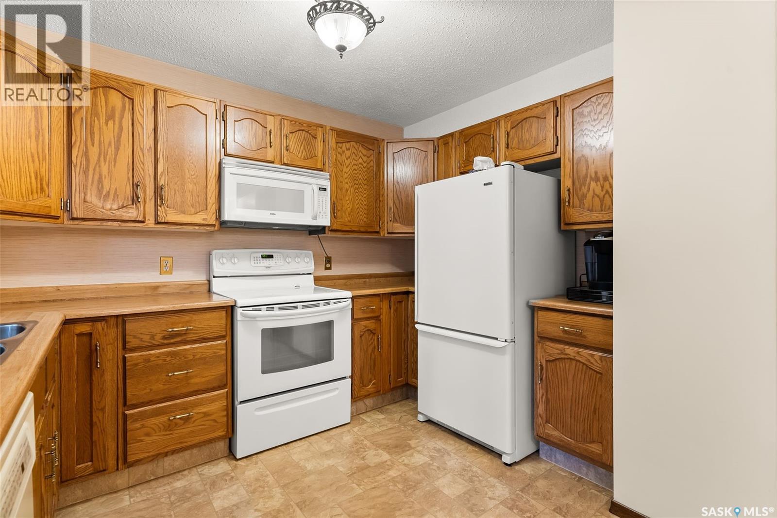 Photo 10 of 1222 Catley Bay N, Regina SK