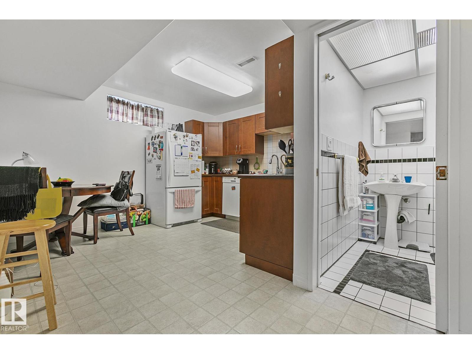 Photo 36 of 4412 107 Av Nw, Edmonton AB