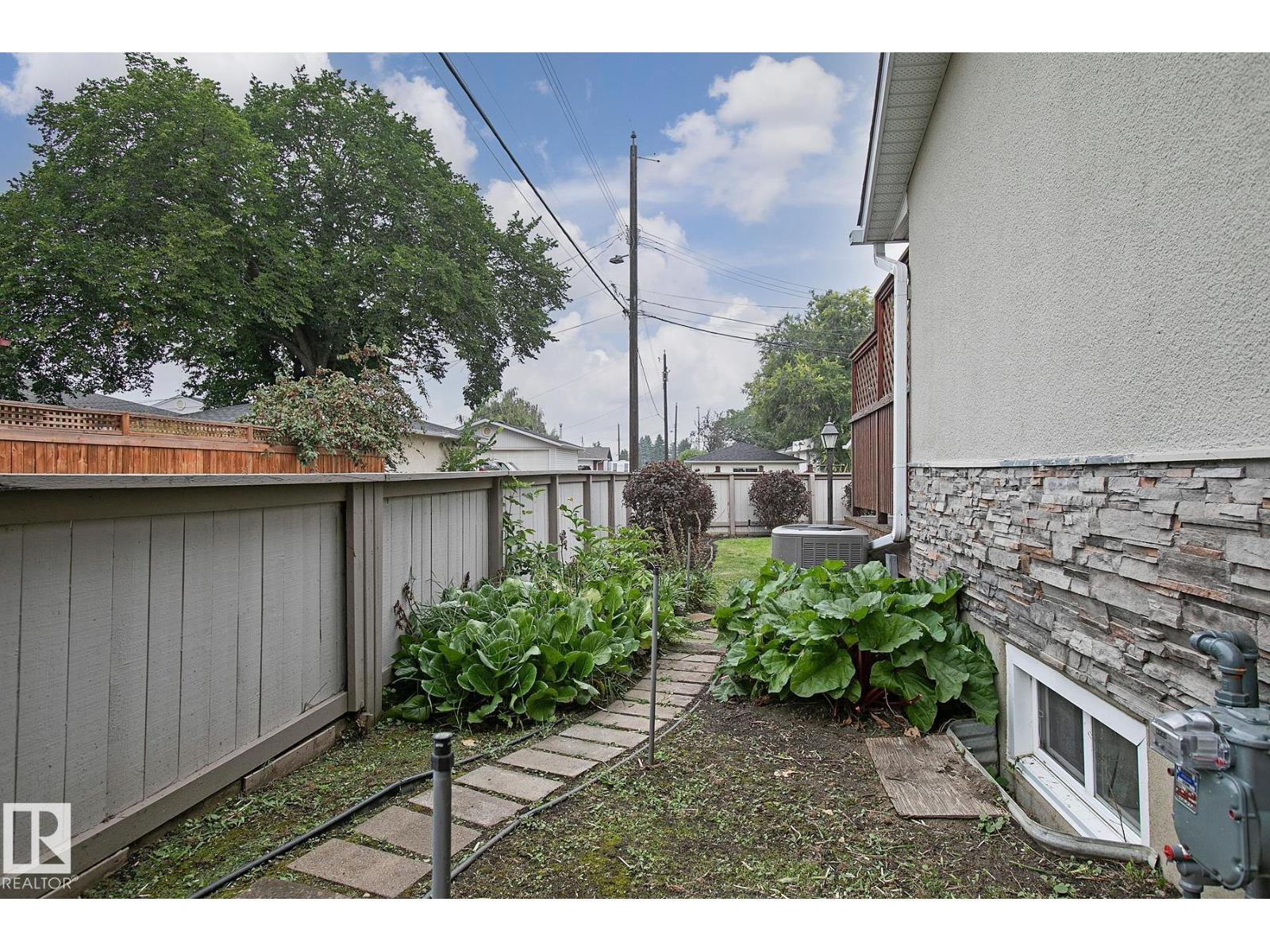 Photo 9 of 4412 107 Av Nw, Edmonton AB