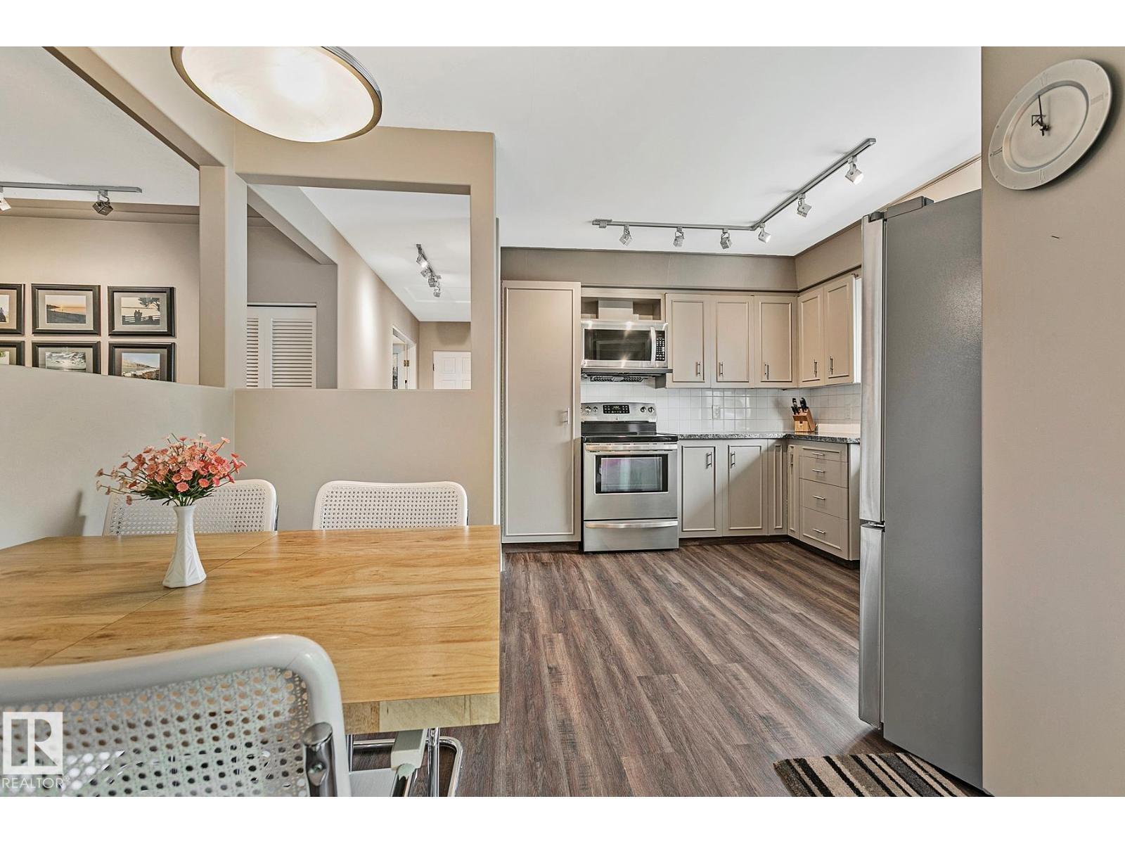 Photo 20 of 4412 107 Av Nw, Edmonton AB