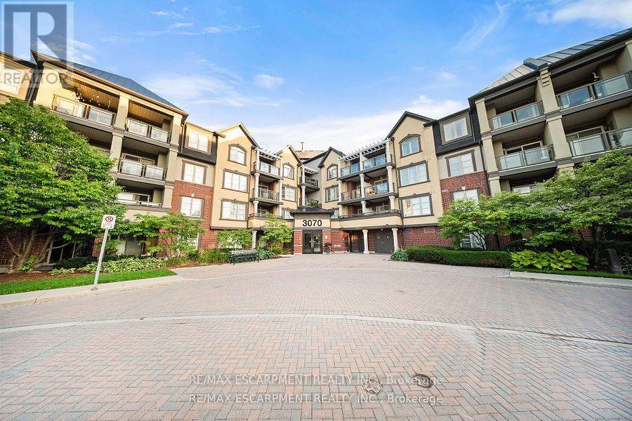 Photo 3 of 416 3070 Rotary Way, Burlington ON