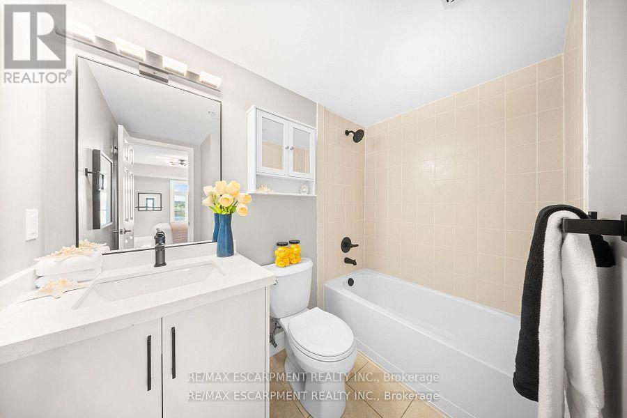 Photo 31 of 416 3070 Rotary Way, Burlington ON