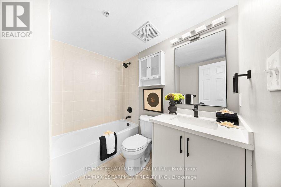 Photo 32 of 416 3070 Rotary Way, Burlington ON