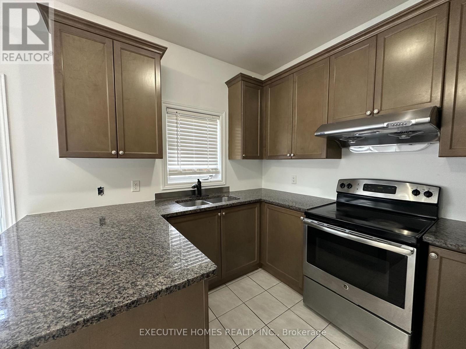 Photo 10 of 21 Elmcrest Drive, Brampton ON