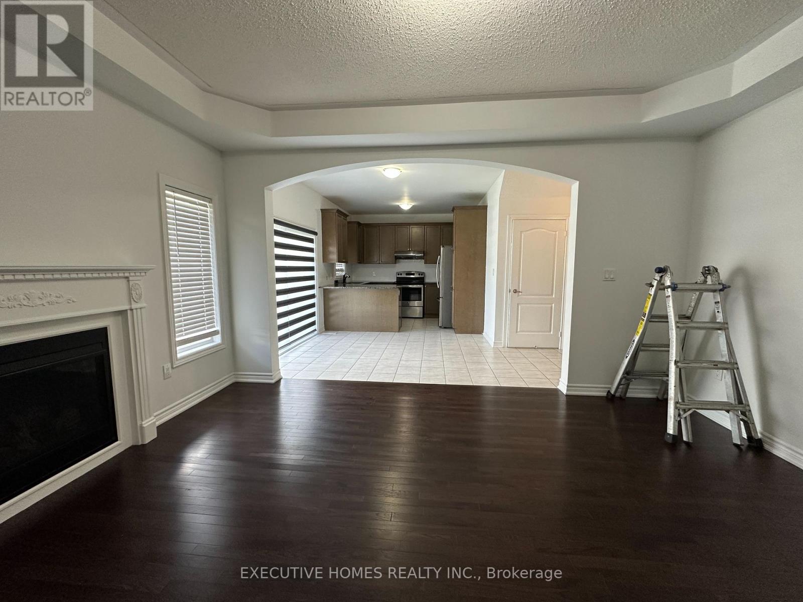 Photo 11 of 21 Elmcrest Drive, Brampton ON