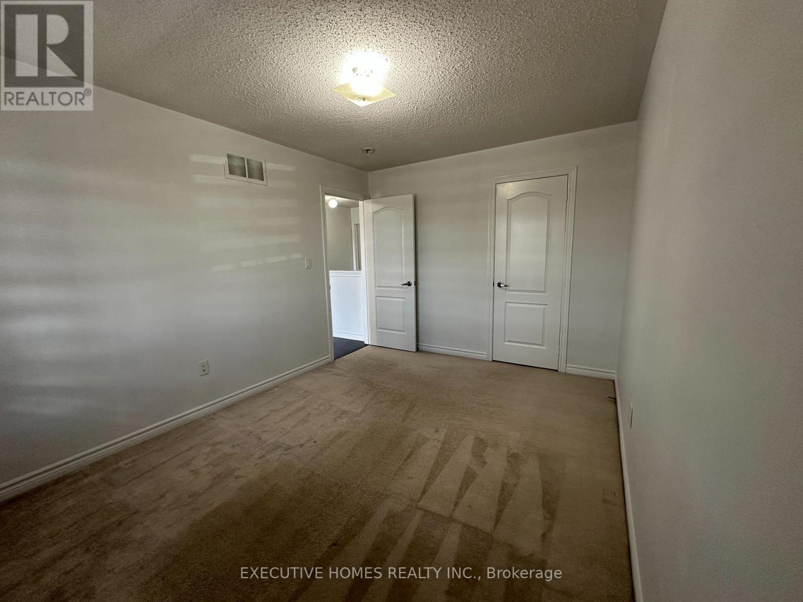 Photo 25 of 21 Elmcrest Drive, Brampton ON