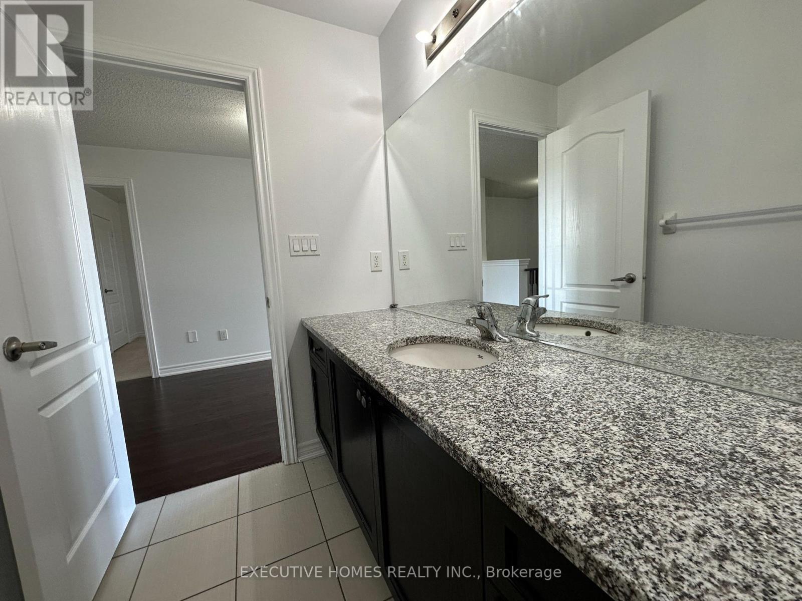 Photo 32 of 21 Elmcrest Drive, Brampton ON