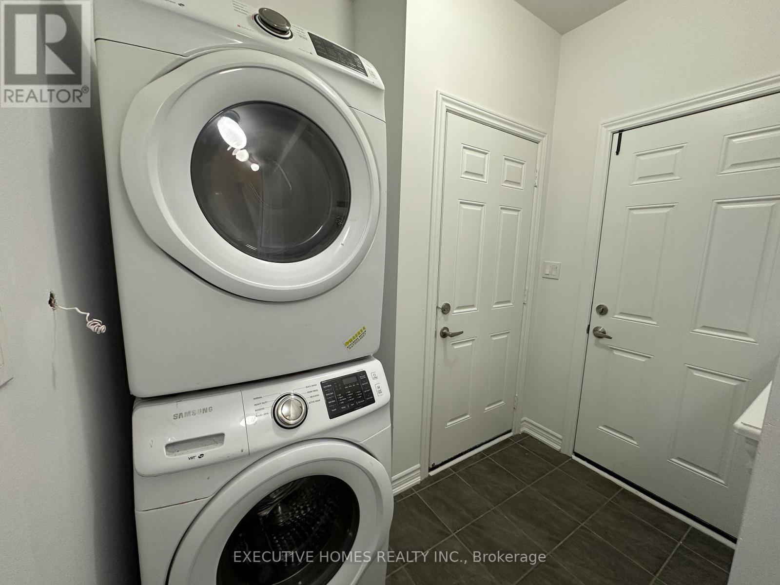Photo 35 of 21 Elmcrest Drive, Brampton ON