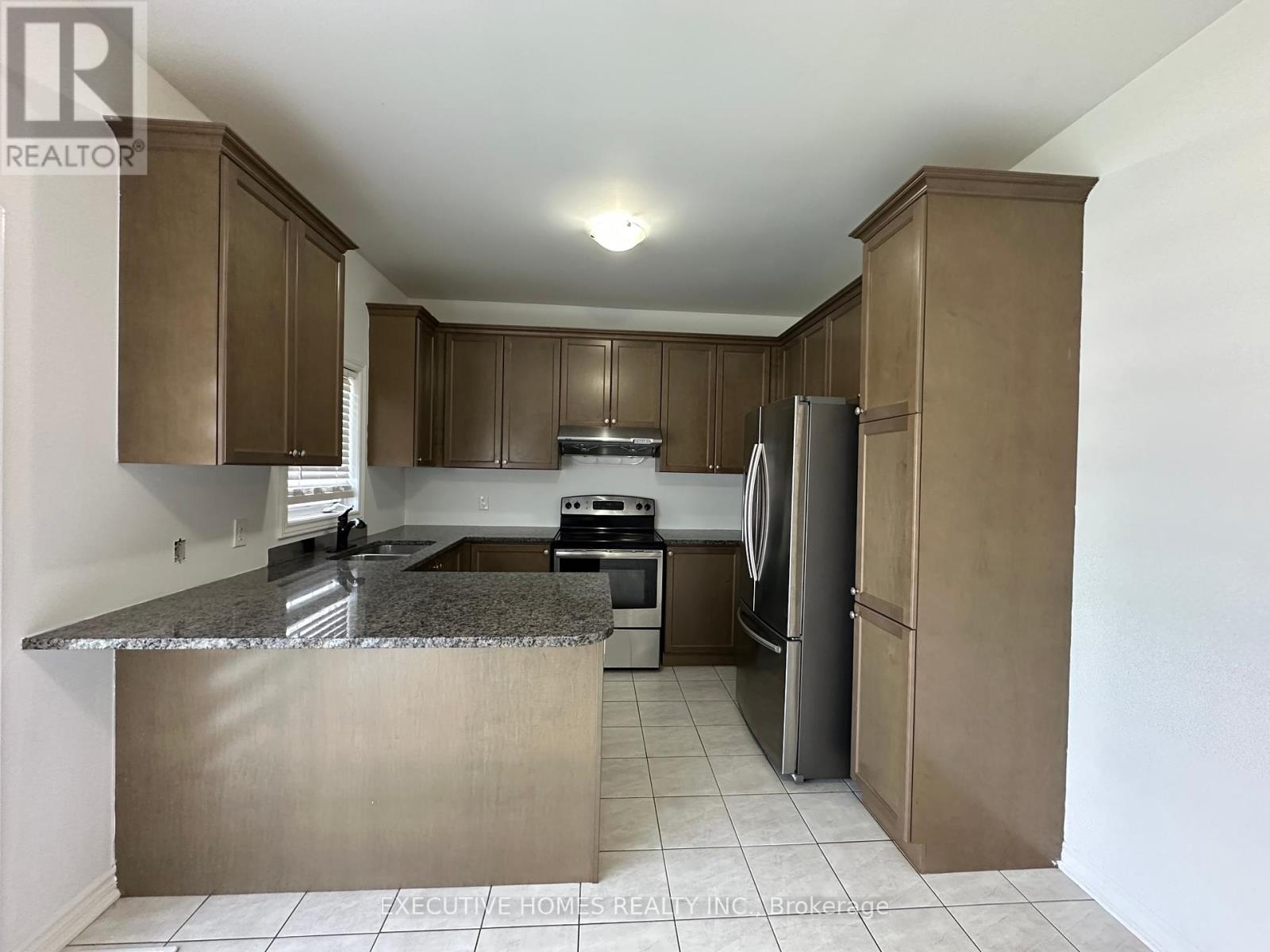 Photo 8 of 21 Elmcrest Drive, Brampton ON