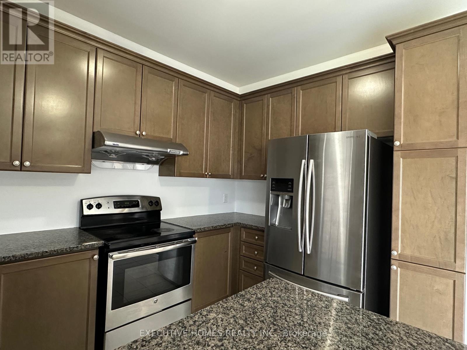 Photo 9 of 21 Elmcrest Drive, Brampton ON