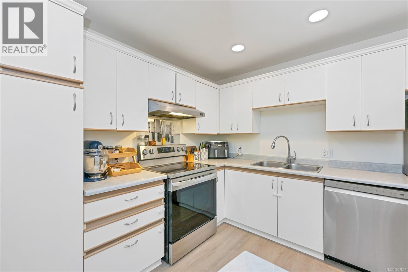 204 3363 Glasgow Avenue, Saanich