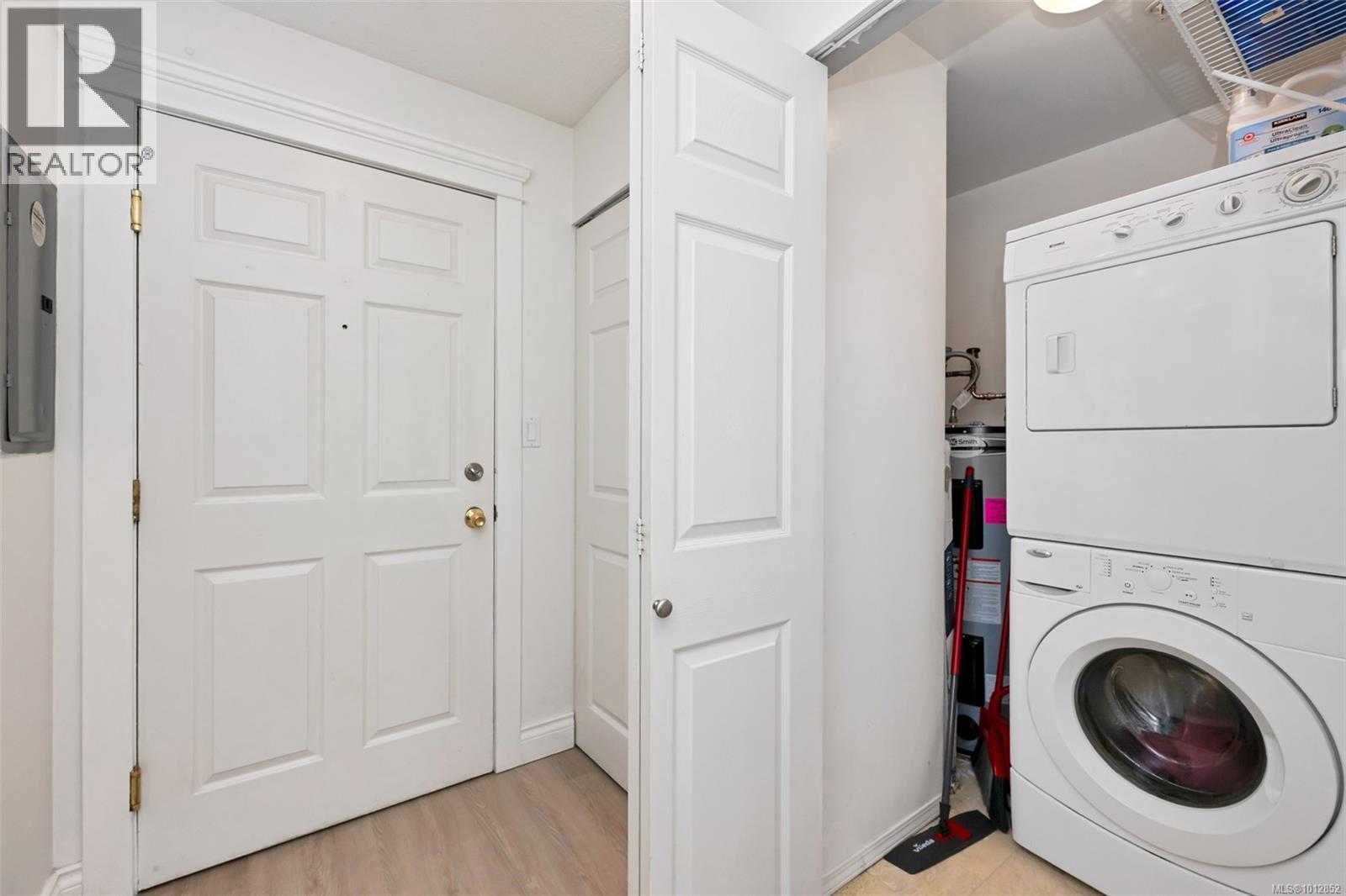 204 3363 Glasgow Avenue, Saanich