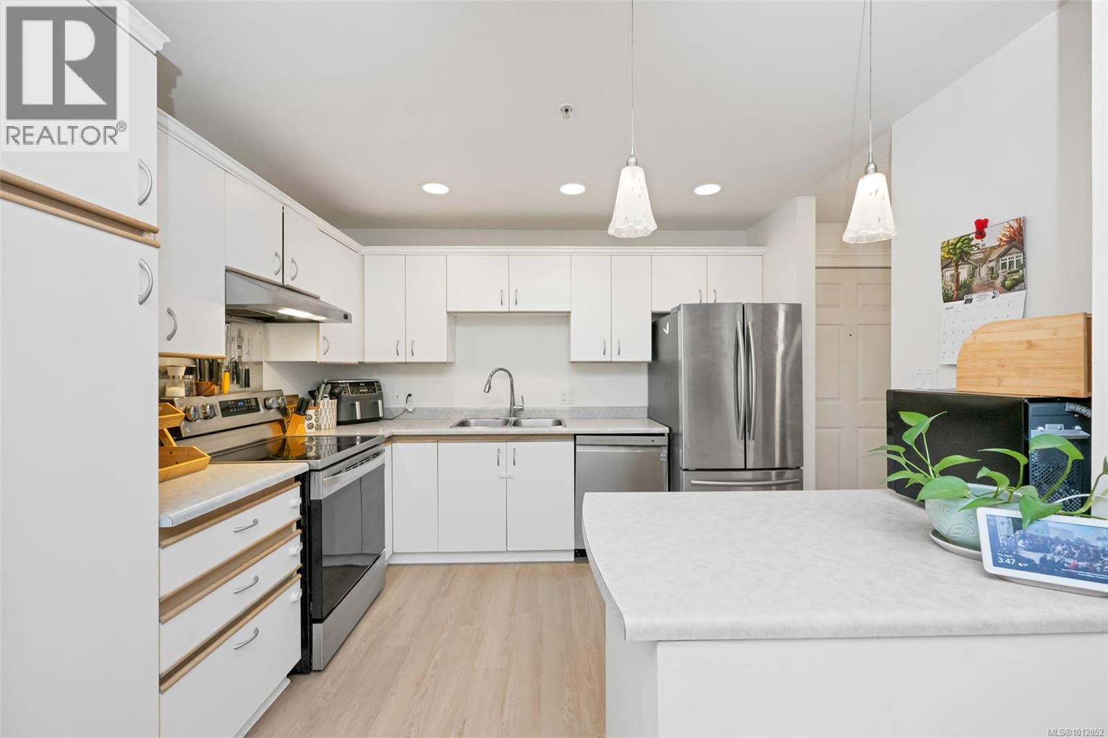 204 3363 Glasgow Avenue, Saanich