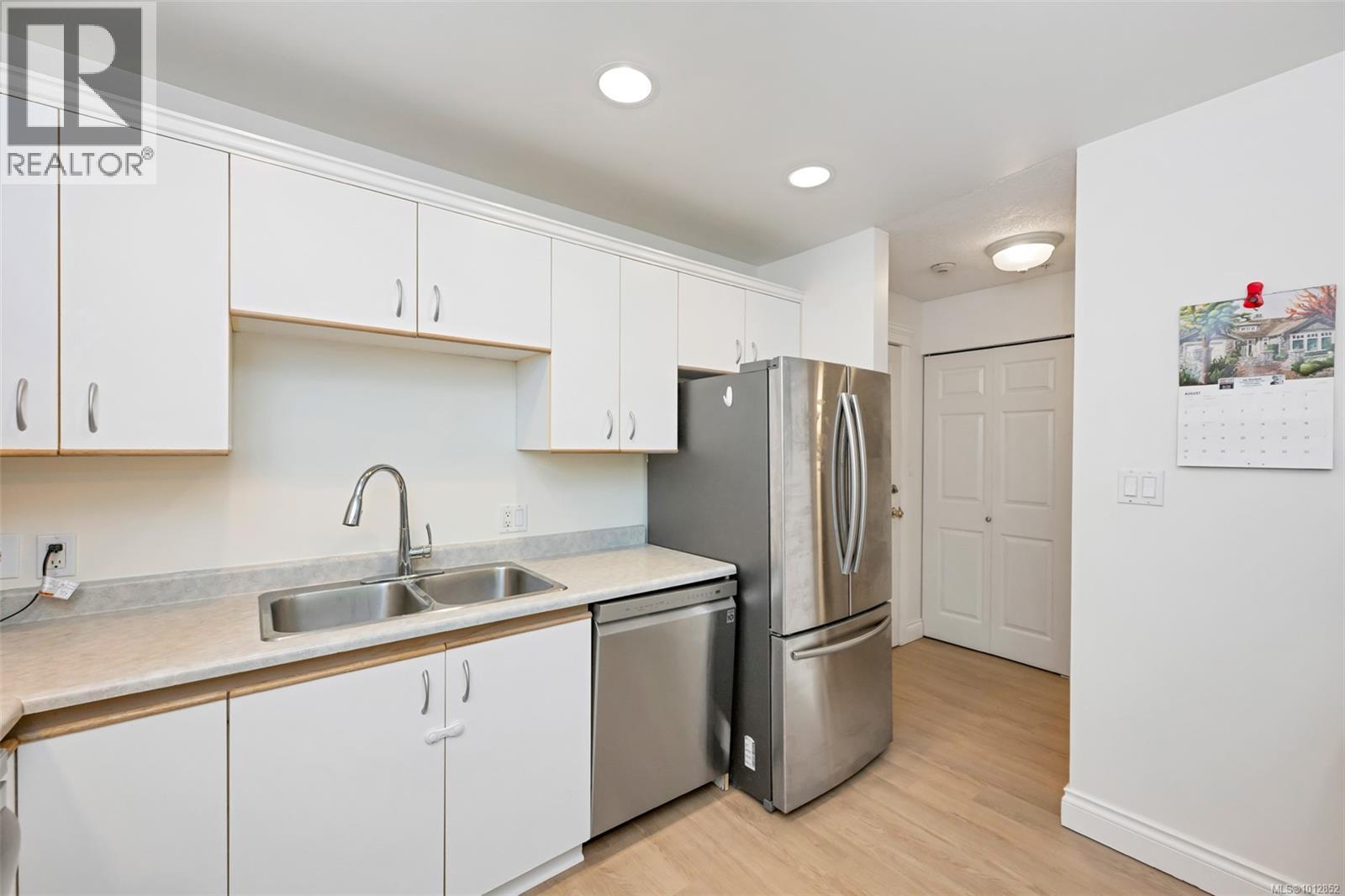 204 3363 Glasgow Avenue, Saanich