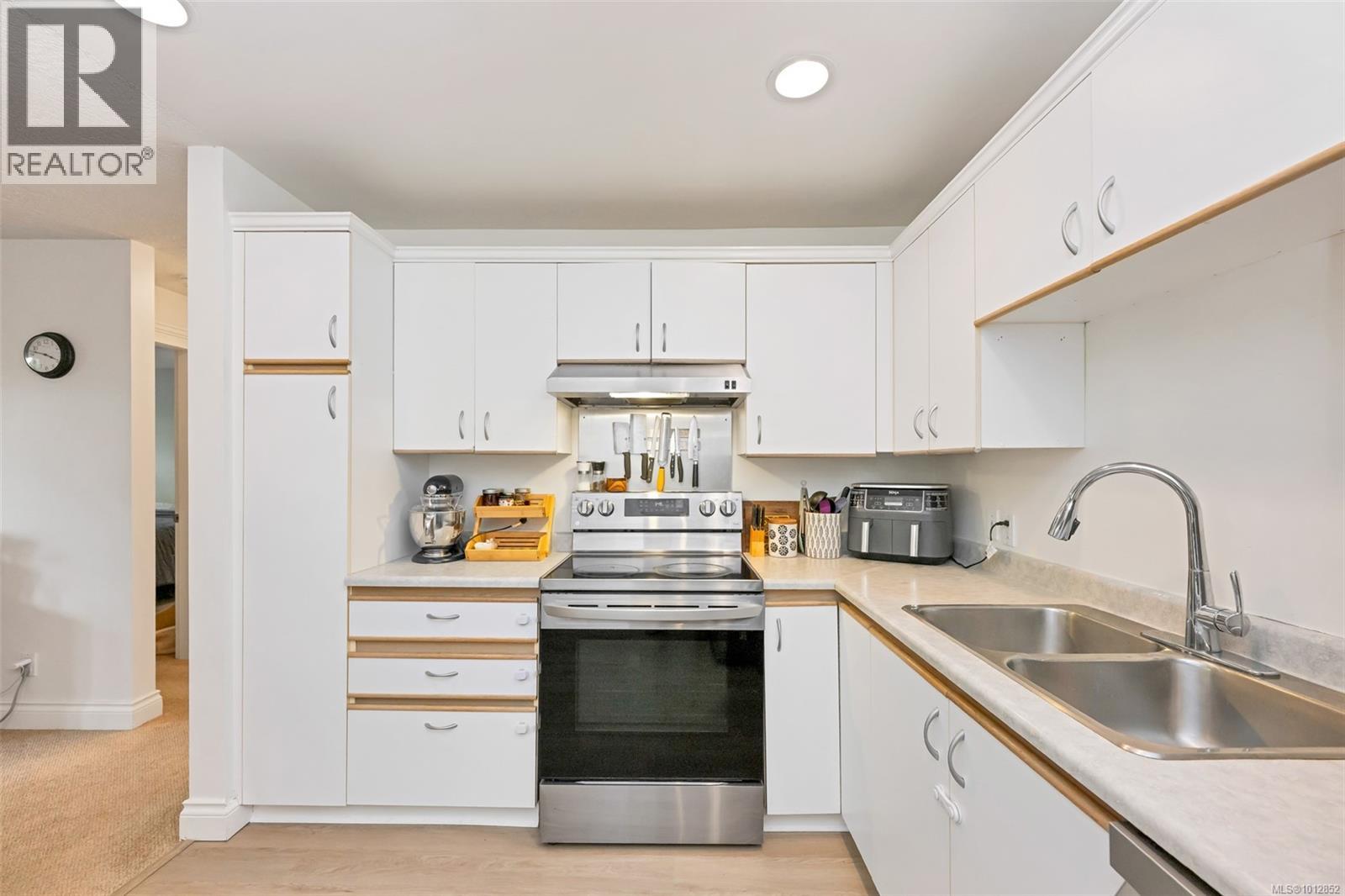 204 3363 Glasgow Avenue, Saanich