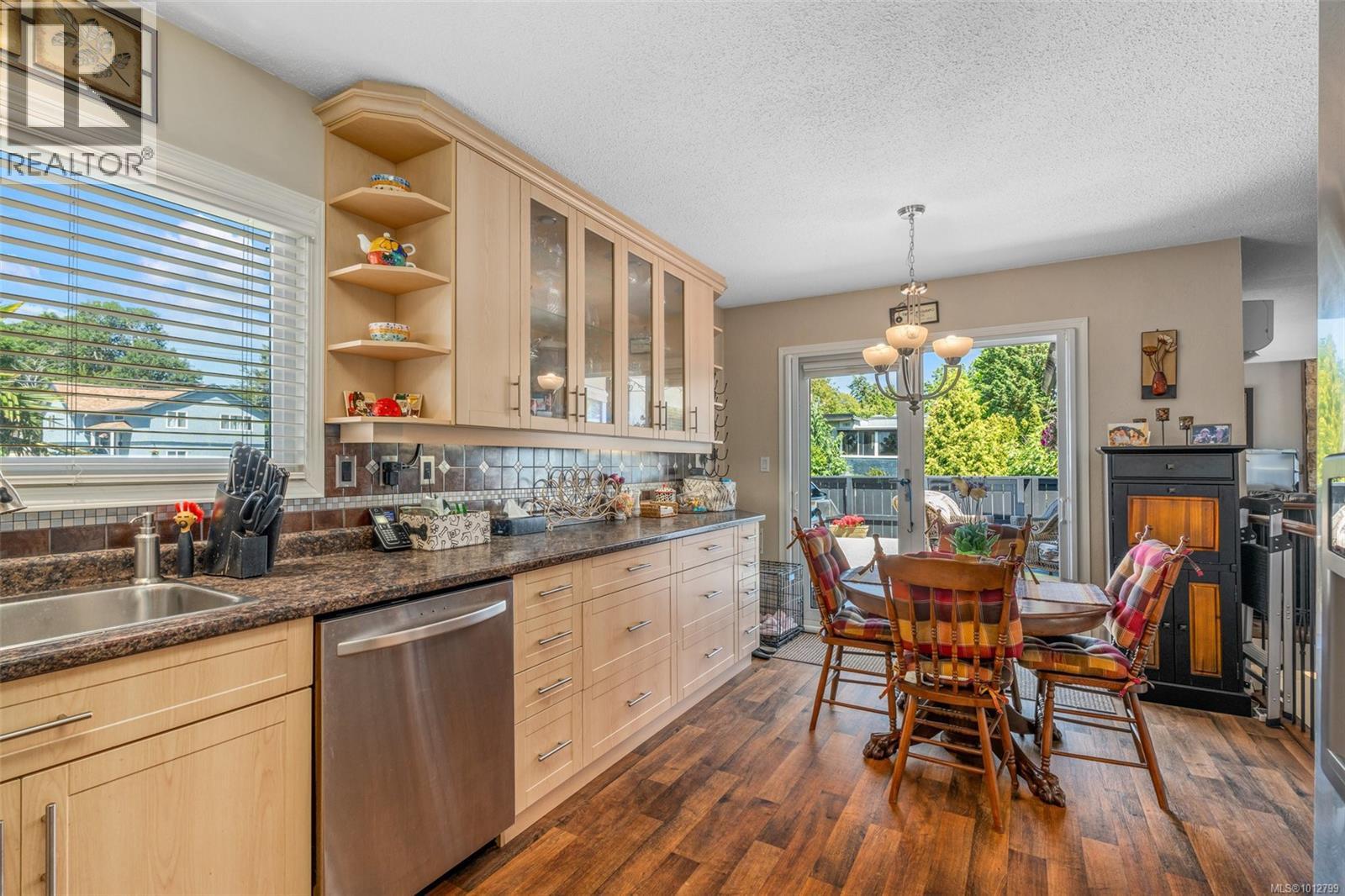 Photo 10 of 955 Tattersall Dr, Saanich BC