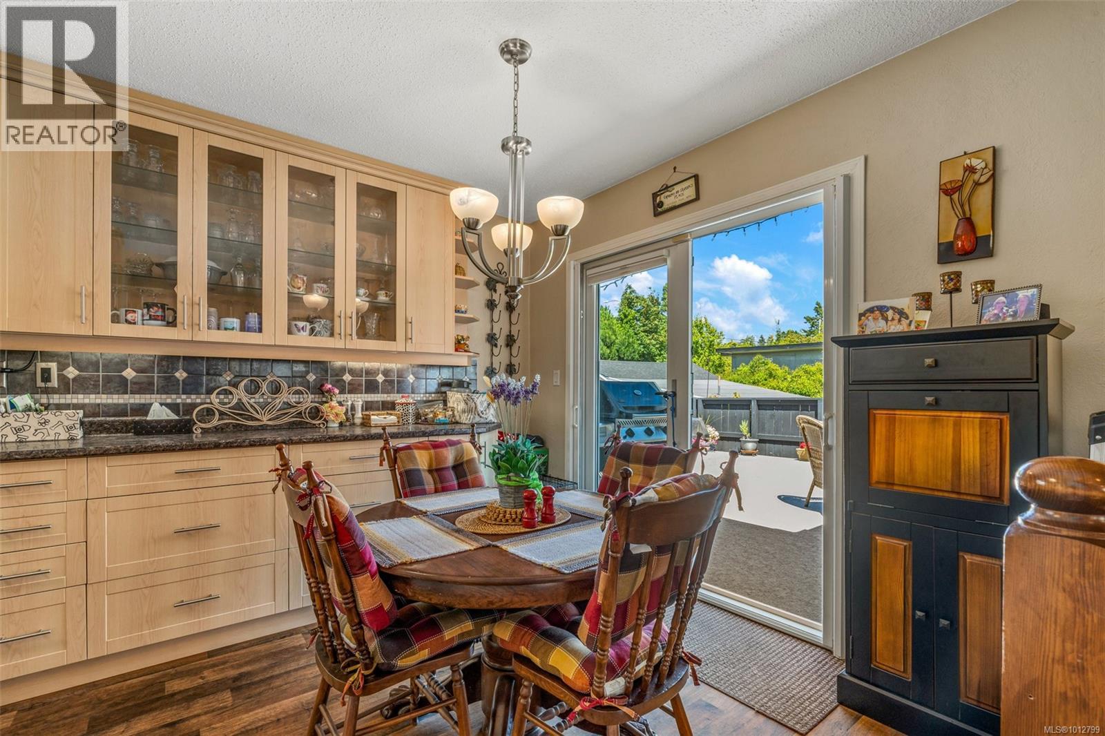 Photo 11 of 955 Tattersall Dr, Saanich BC