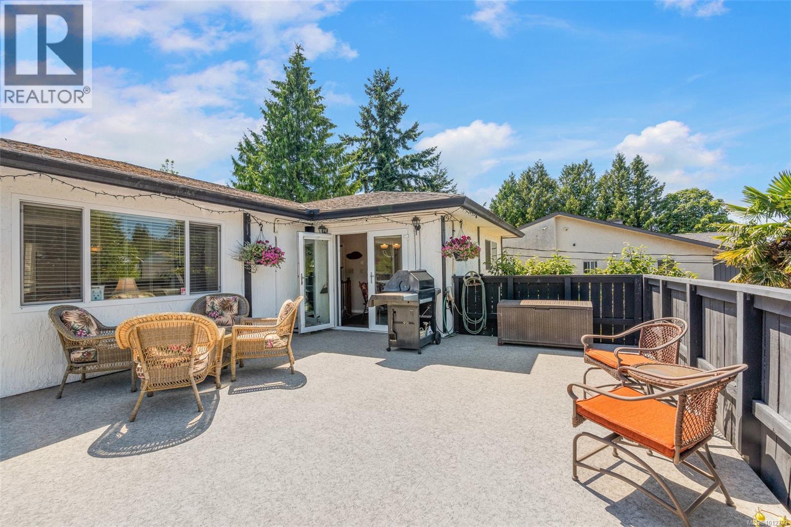 Photo 12 of 955 Tattersall Dr, Saanich BC