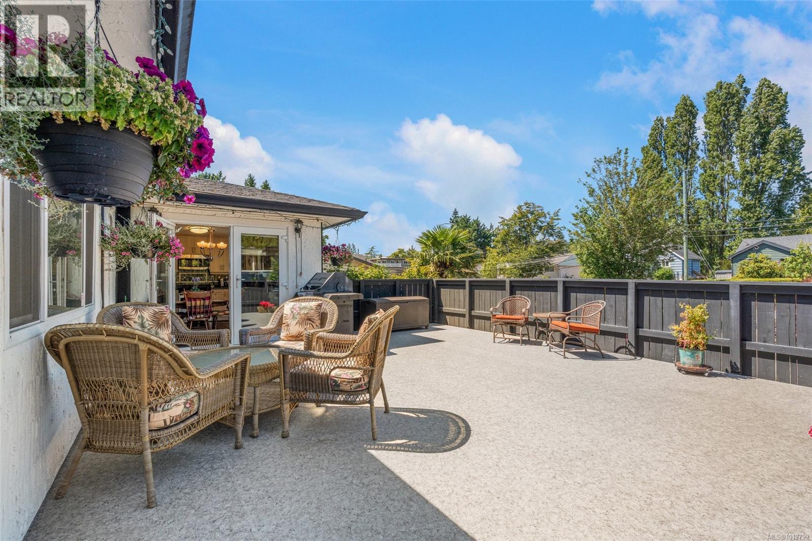 Photo 13 of 955 Tattersall Dr, Saanich BC