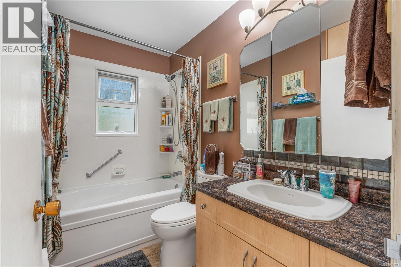 Photo 18 of 955 Tattersall Dr, Saanich BC