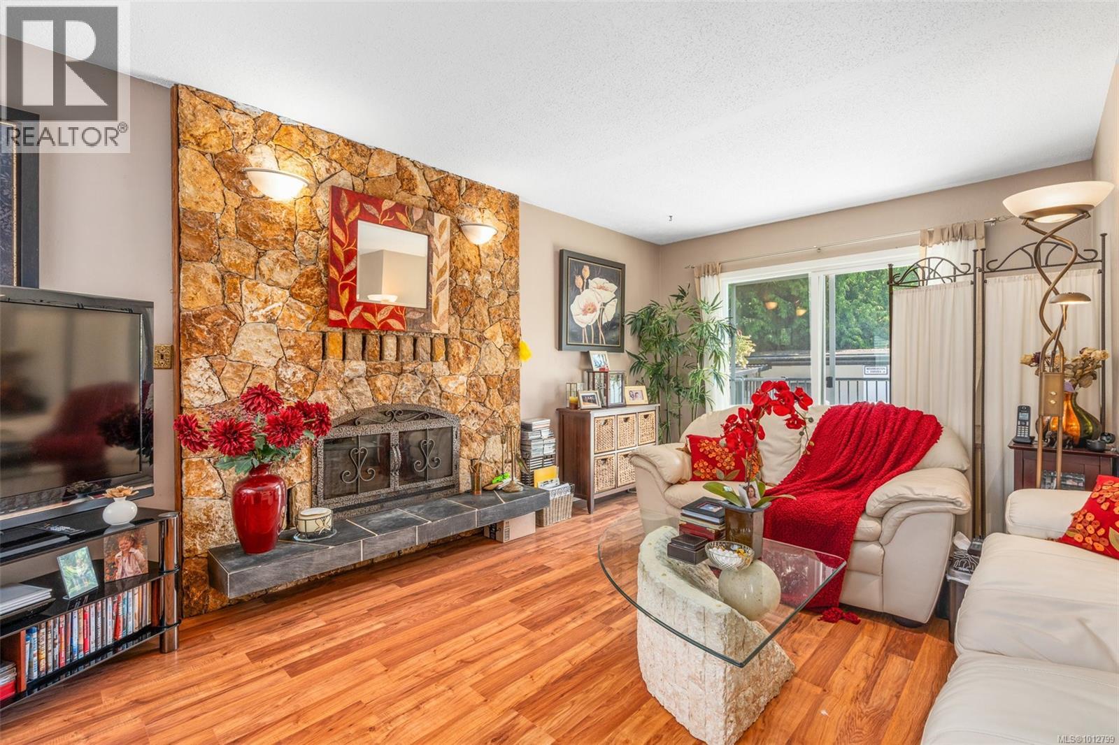 Photo 2 of 955 Tattersall Dr, Saanich BC