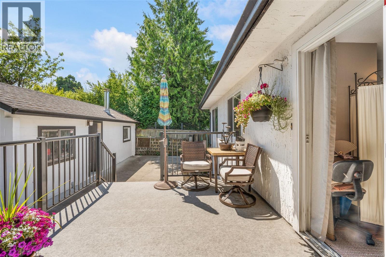 Photo 25 of 955 Tattersall Dr, Saanich BC