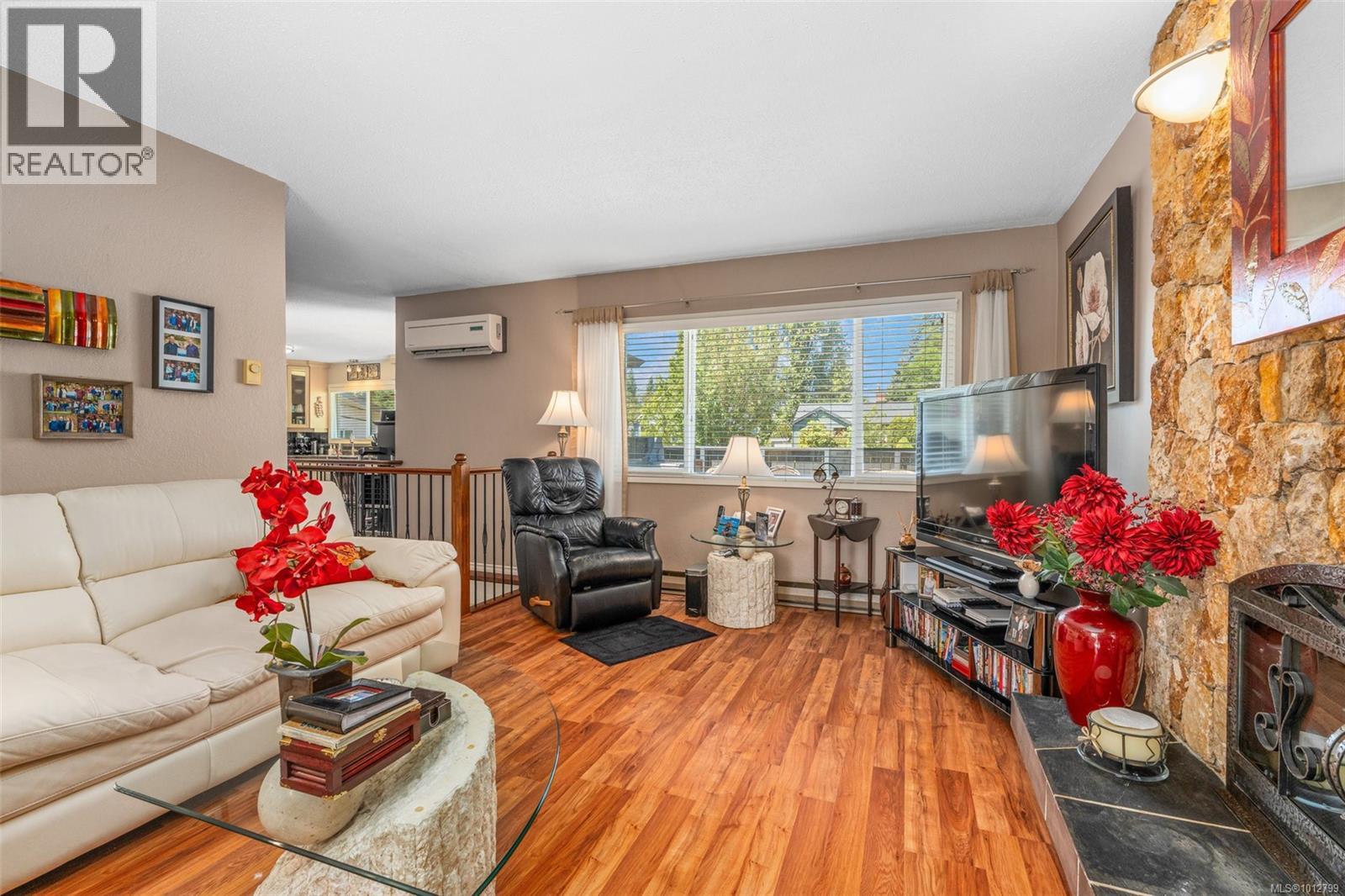 Photo 3 of 955 Tattersall Dr, Saanich BC