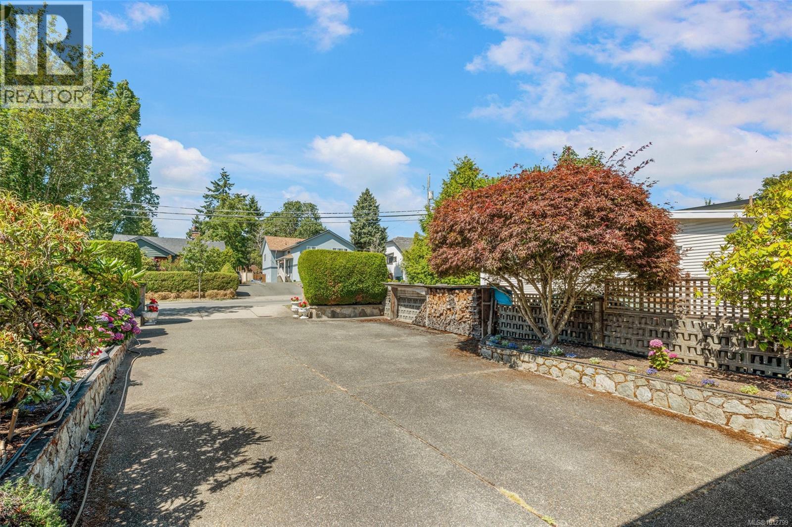 Photo 31 of 955 Tattersall Dr, Saanich BC