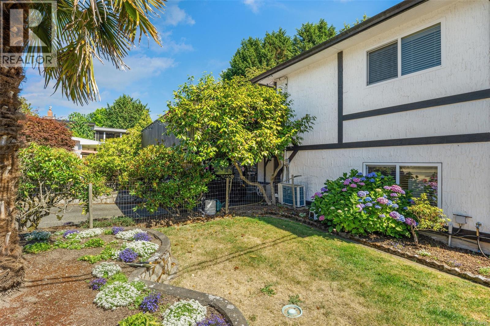 Photo 35 of 955 Tattersall Dr, Saanich BC