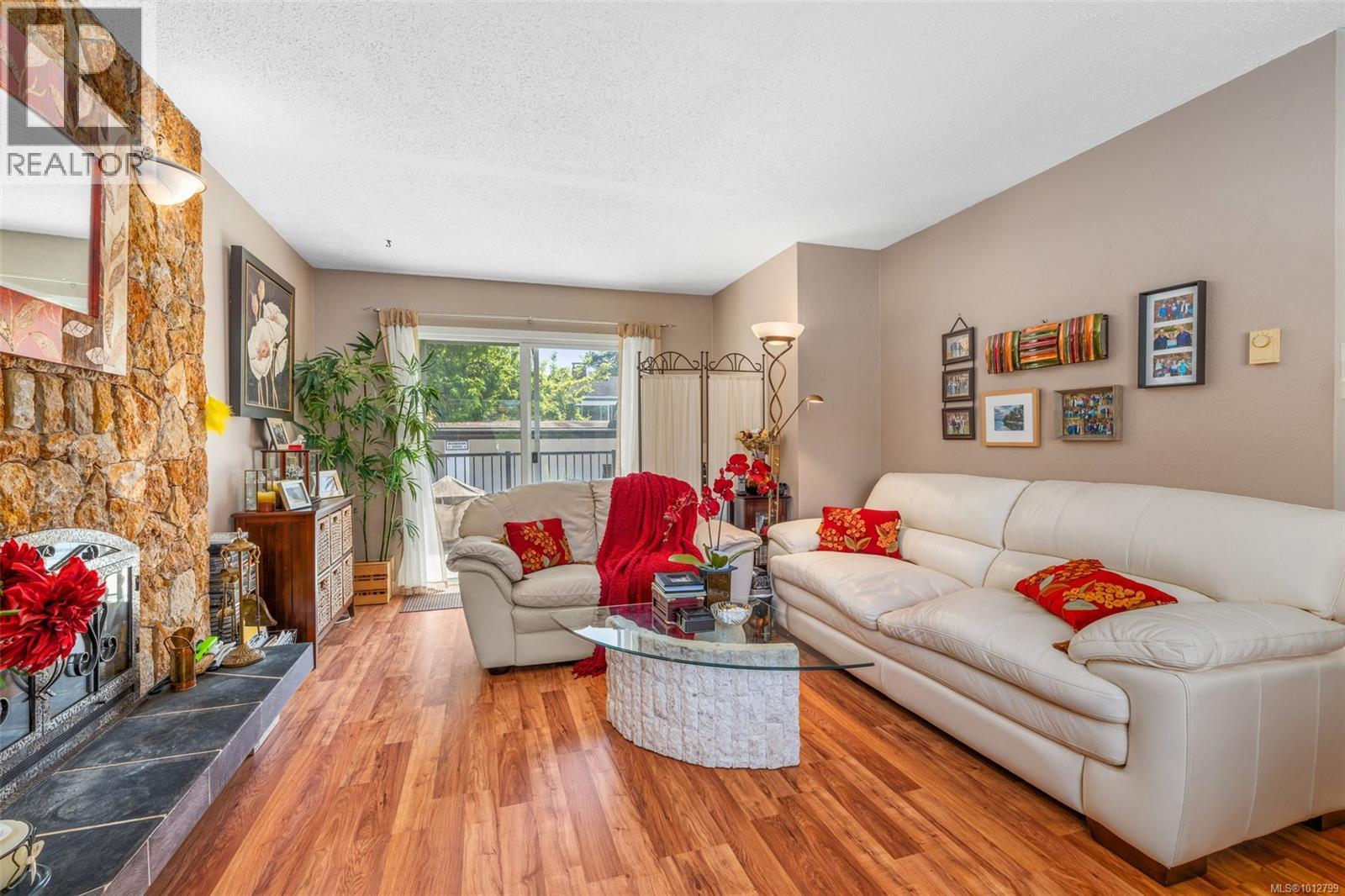 Photo 4 of 955 Tattersall Dr, Saanich BC