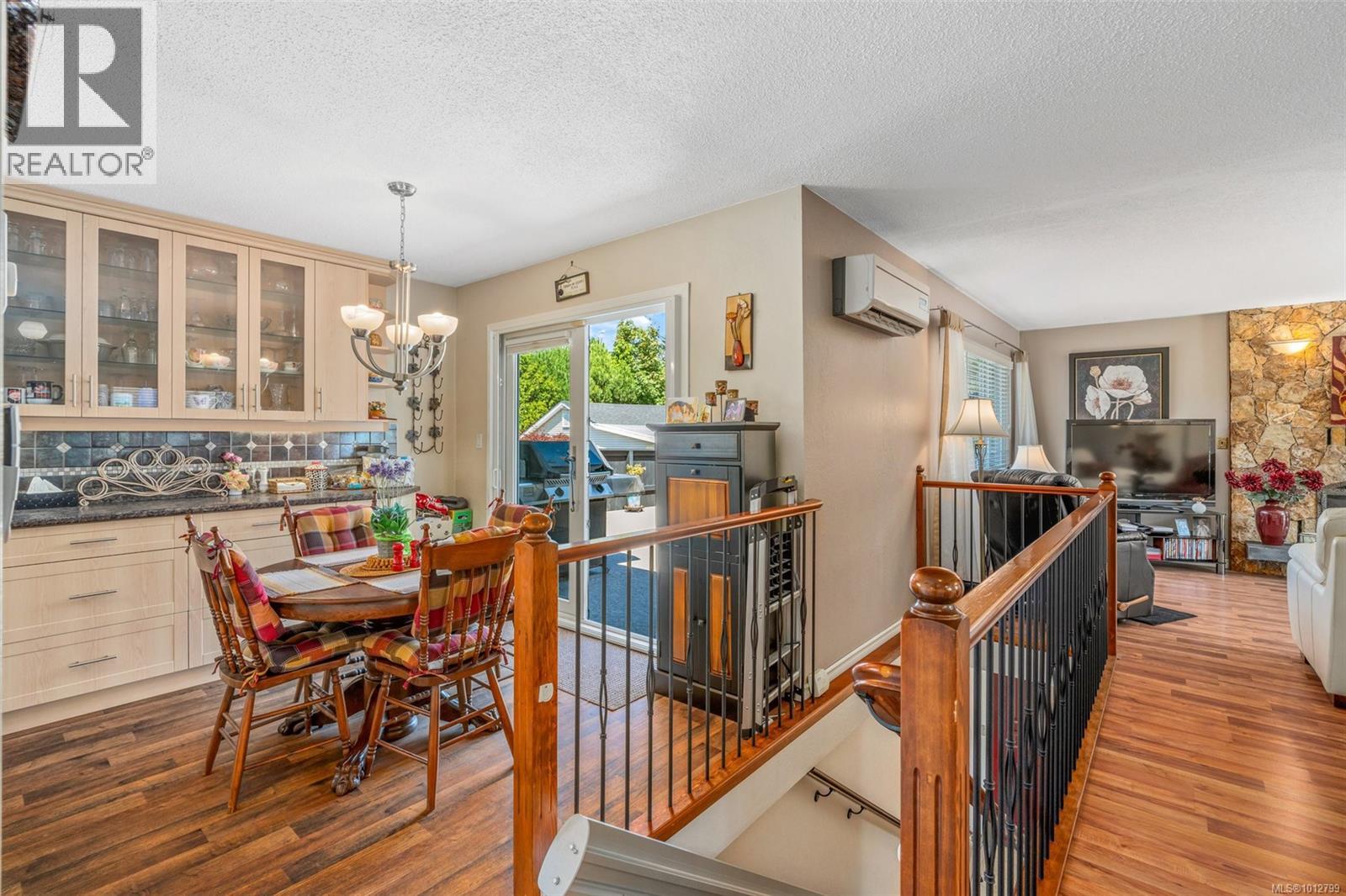 Photo 5 of 955 Tattersall Dr, Saanich BC