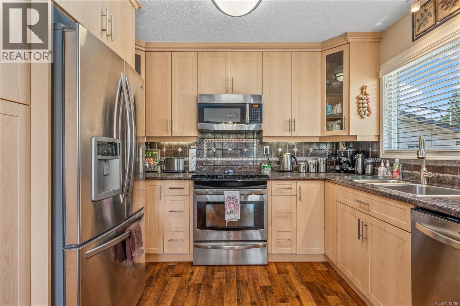 Photo 8 of 955 Tattersall Dr, Saanich BC