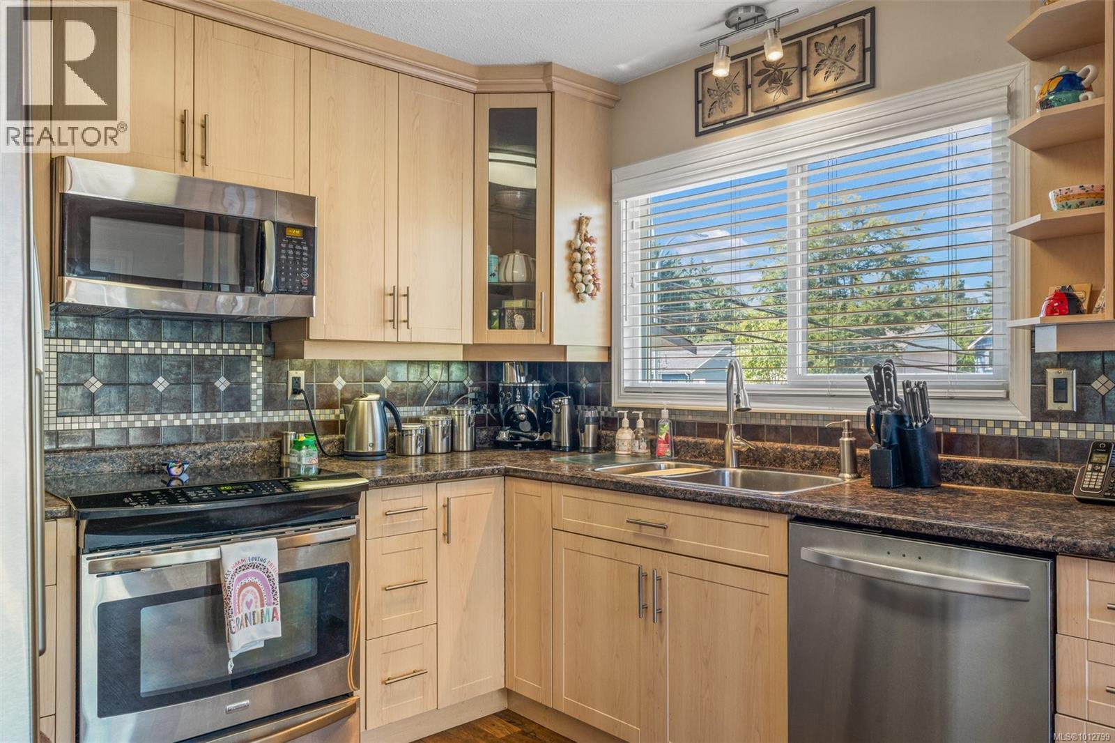 Photo 9 of 955 Tattersall Dr, Saanich BC