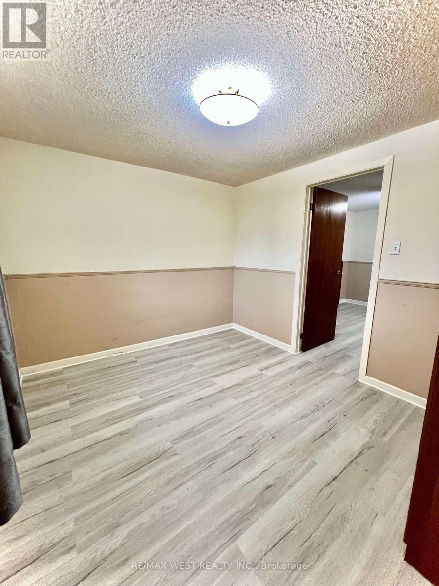 Photo 10 of 7094 Casey Street, Niagara Falls ON