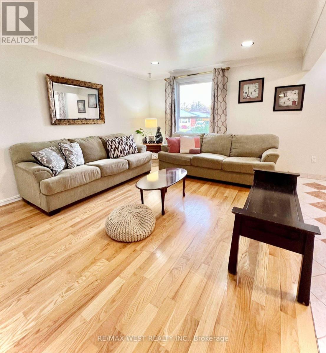 Photo 2 of 7094 Casey Street, Niagara Falls ON