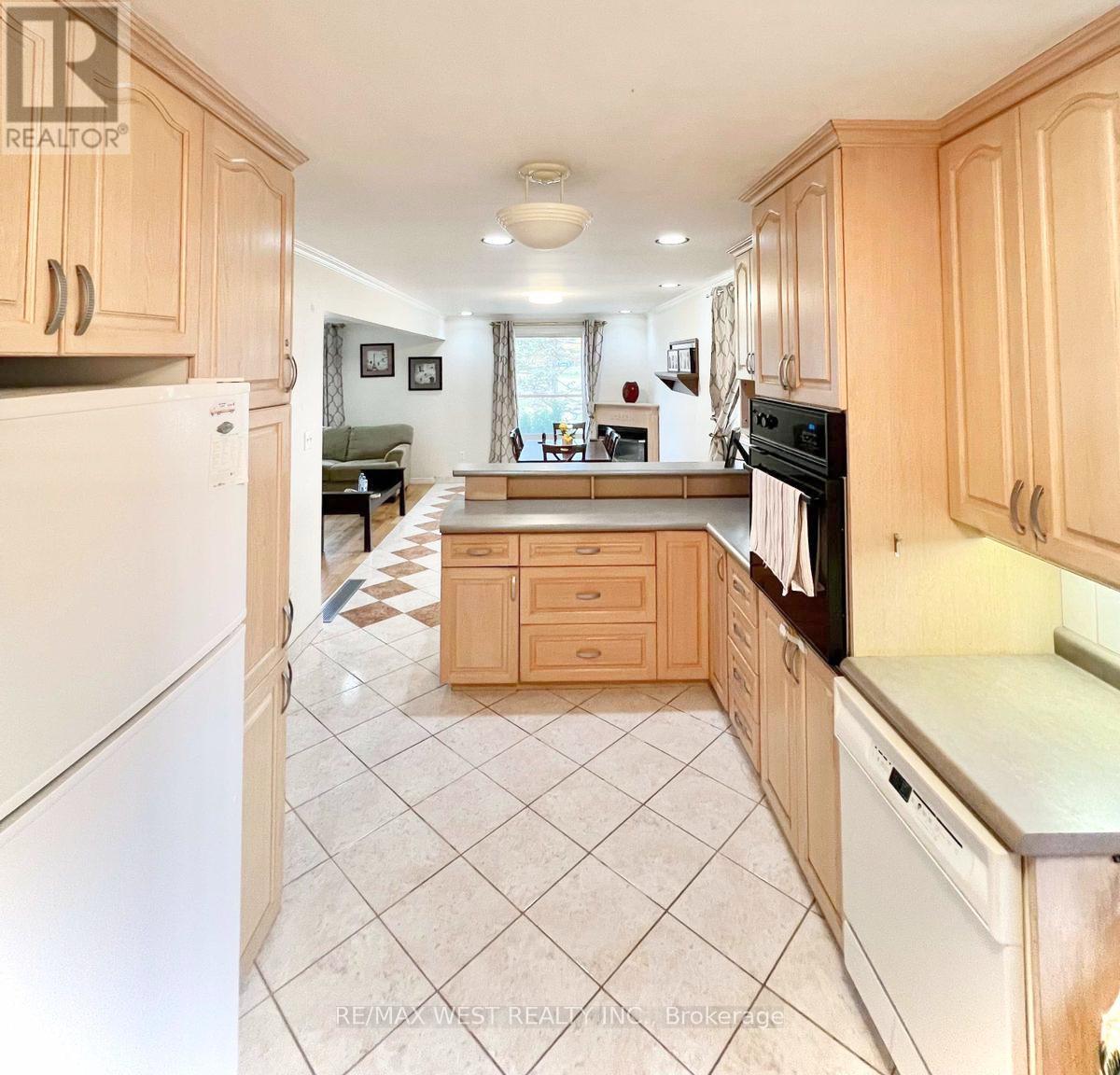 Photo 8 of 7094 Casey Street, Niagara Falls ON