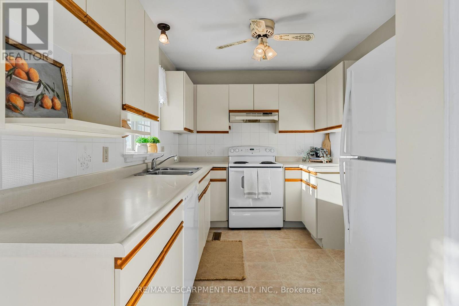 Photo 10 of 8 Garden Drive, West Lincoln ON