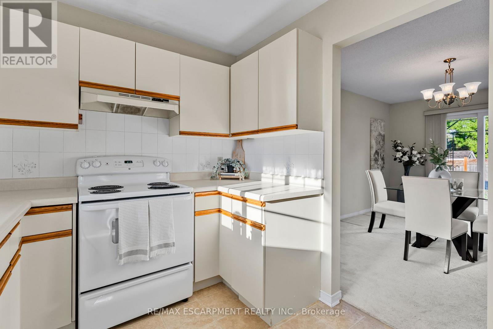 Photo 12 of 8 Garden Drive, West Lincoln ON