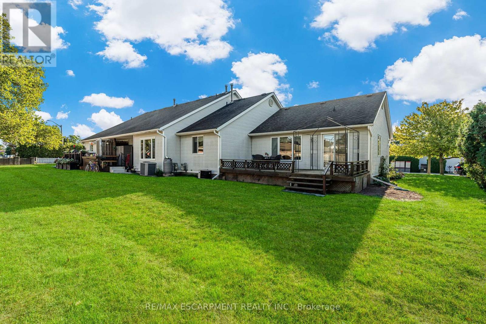 Photo 2 of 8 Garden Drive, West Lincoln ON
