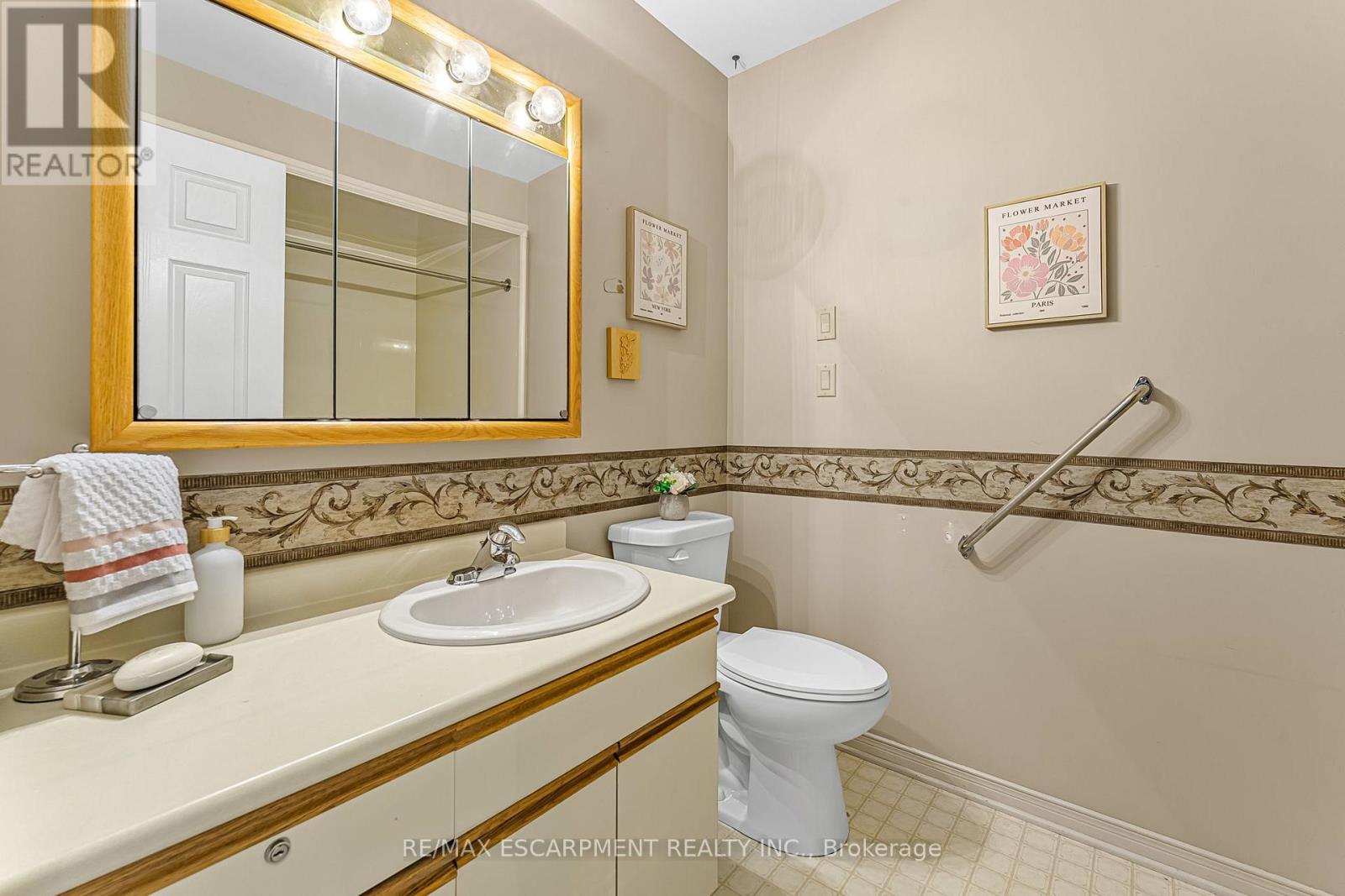 Photo 22 of 8 Garden Drive, West Lincoln ON