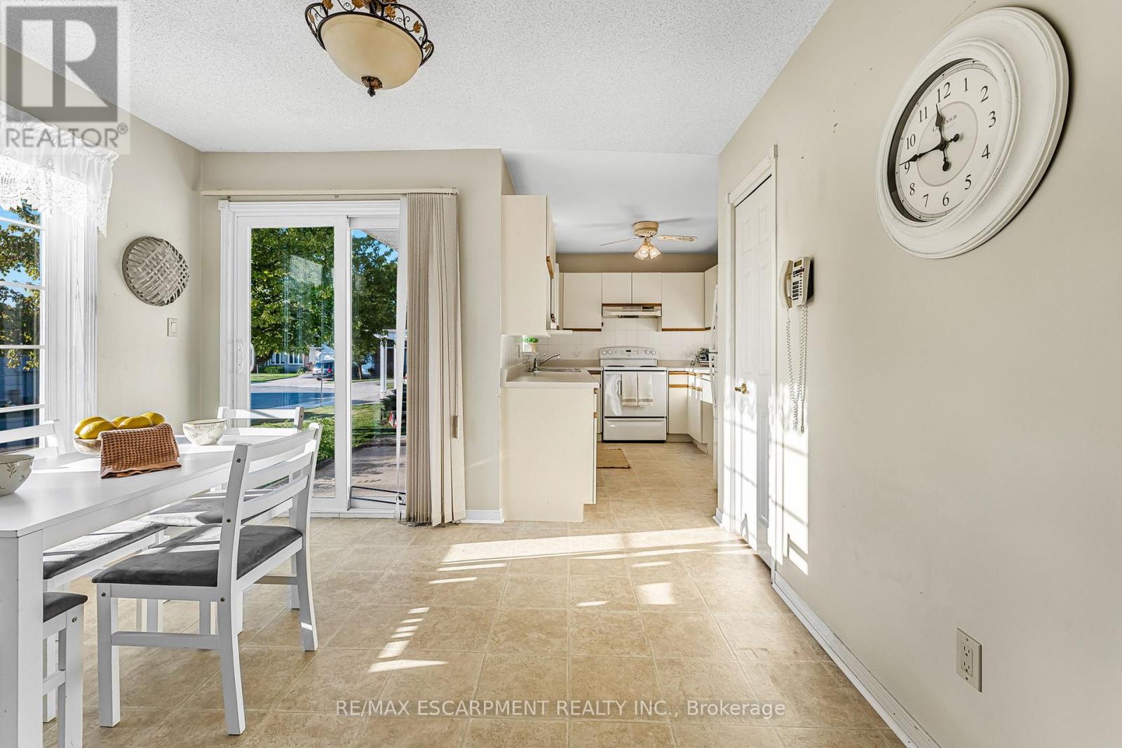 Photo 6 of 8 Garden Drive, West Lincoln ON