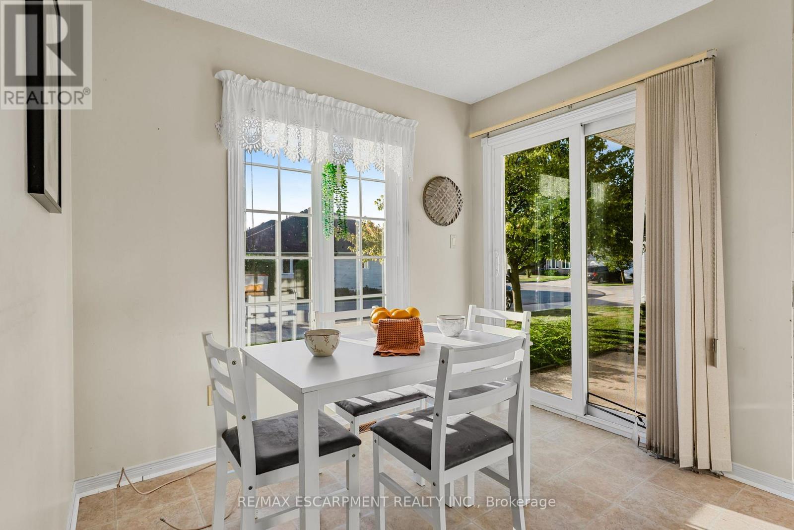 Photo 7 of 8 Garden Drive, West Lincoln ON