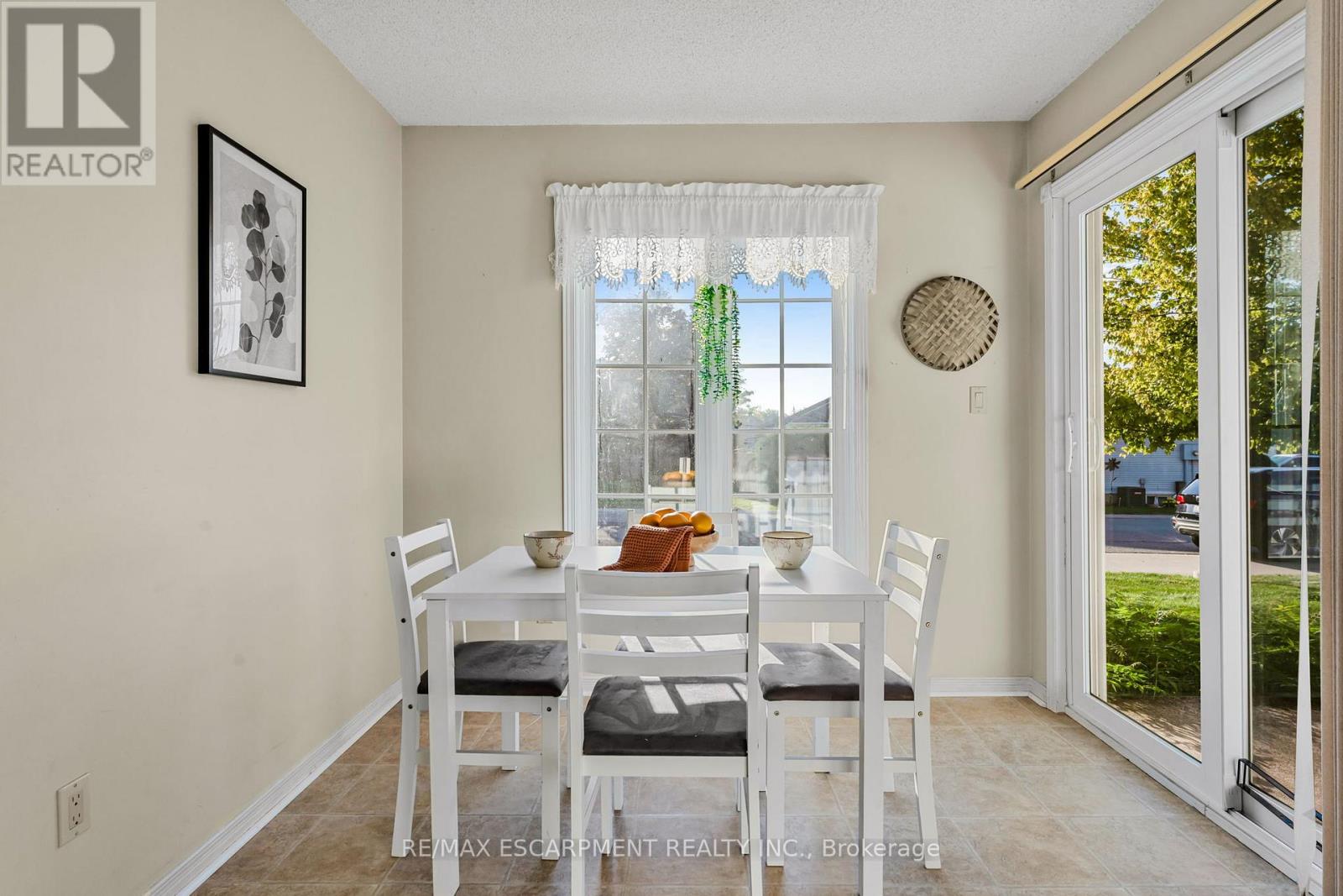 Photo 8 of 8 Garden Drive, West Lincoln ON