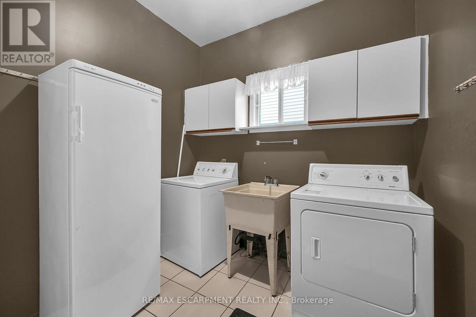 Photo 10 of 70 Golfview Crescent, Hamilton ON