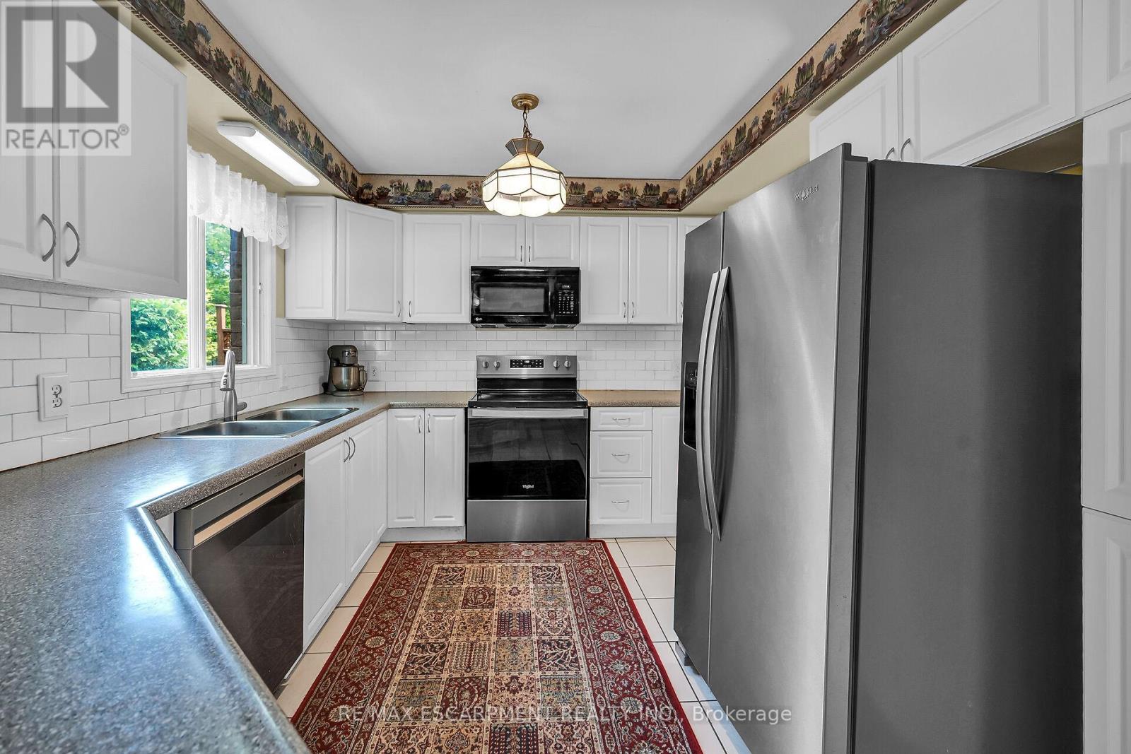 Photo 18 of 70 Golfview Crescent, Hamilton ON