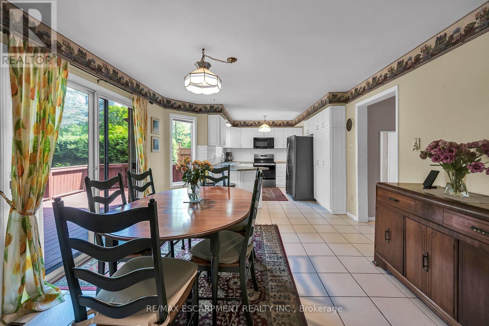 Photo 19 of 70 Golfview Crescent, Hamilton ON