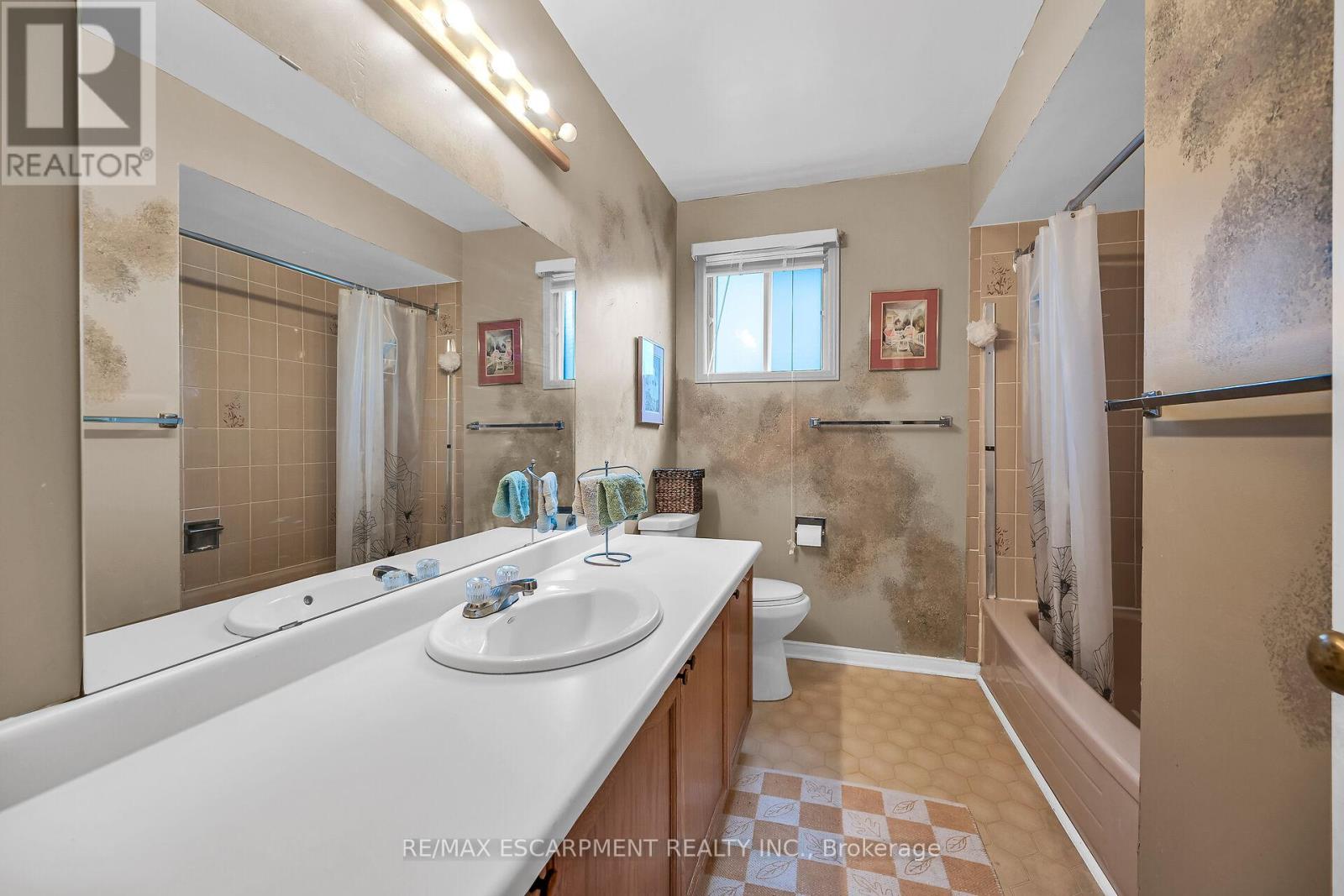 Photo 28 of 70 Golfview Crescent, Hamilton ON