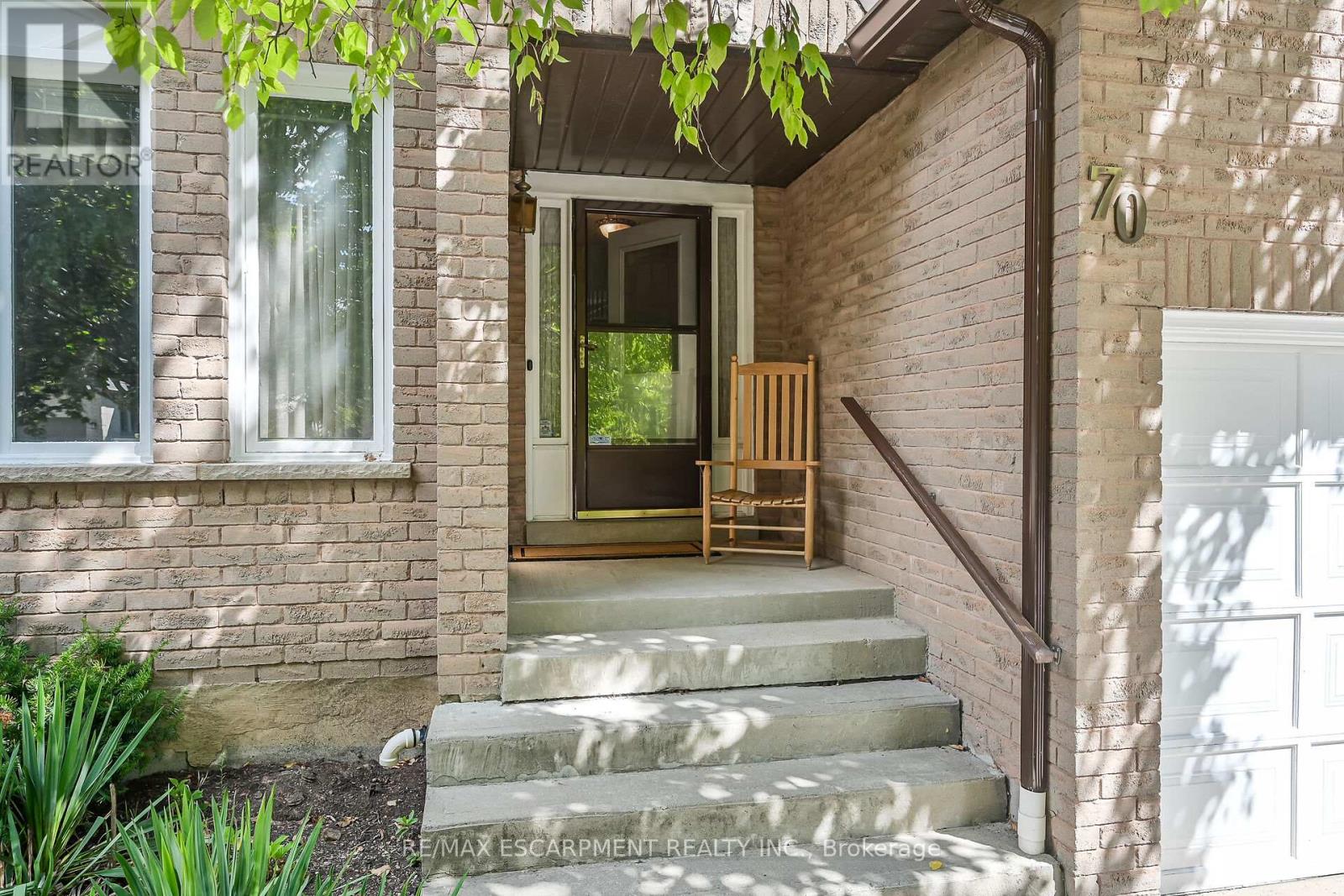 Photo 3 of 70 Golfview Crescent, Hamilton ON